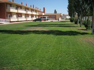 Residencia Arroyo De Valdearcos edificio y jardín