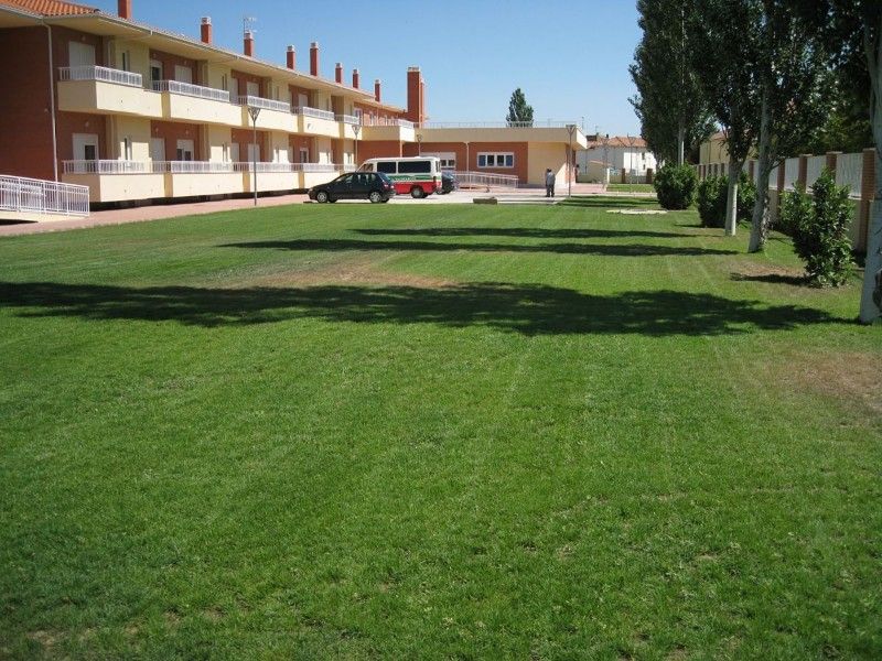 Centro de Día Arroyo de Valdearcos edificación y jardín