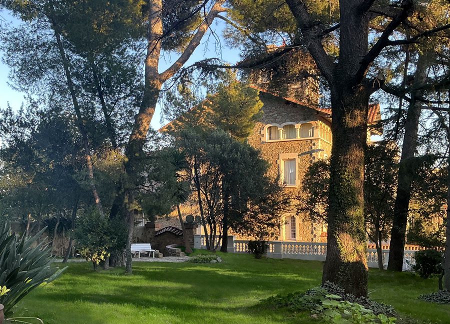 Centro de día El Meu Jardí edificio y jardín